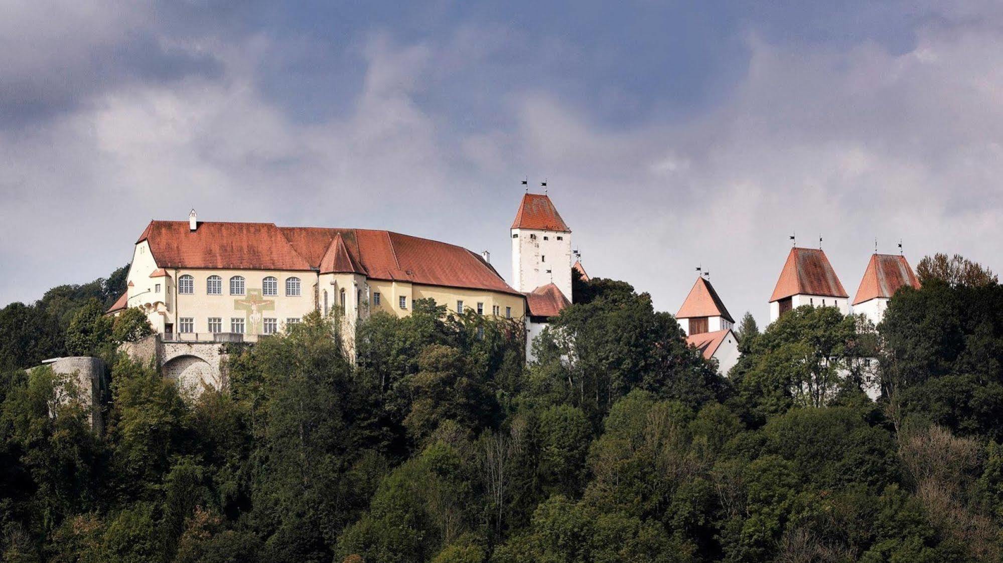 Hotel Schloss Neuburg - Hoftaferne Neuburg am Inn Exterior foto